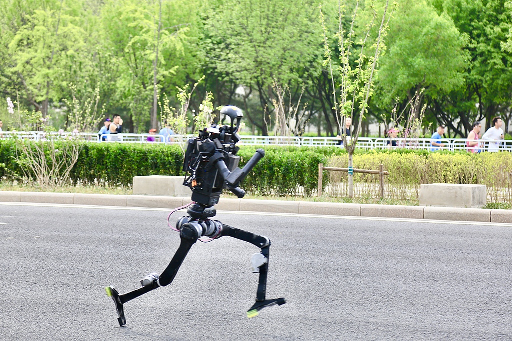 荣耀“闪电”机器人半马夺冠 