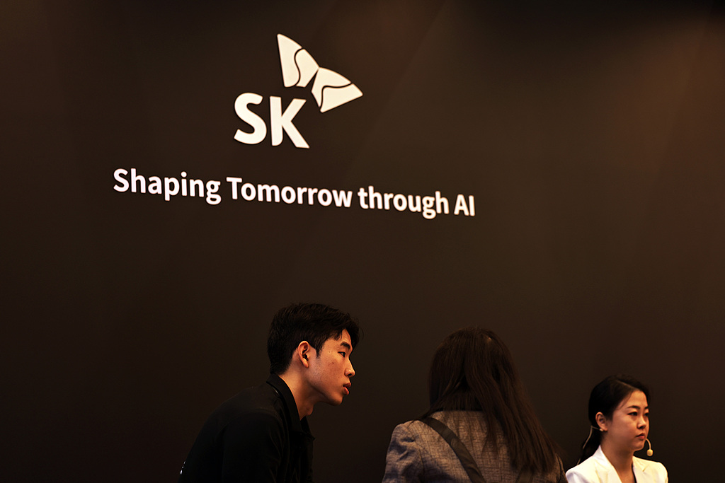 专供英伟达！SK海力士量产新一代AI芯片内存模组 带宽翻倍能效提升超75%