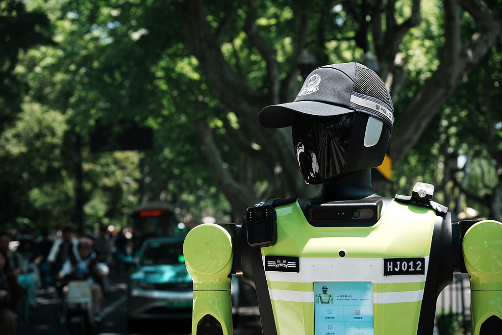 全国首支机器人交警中队，正式上岗