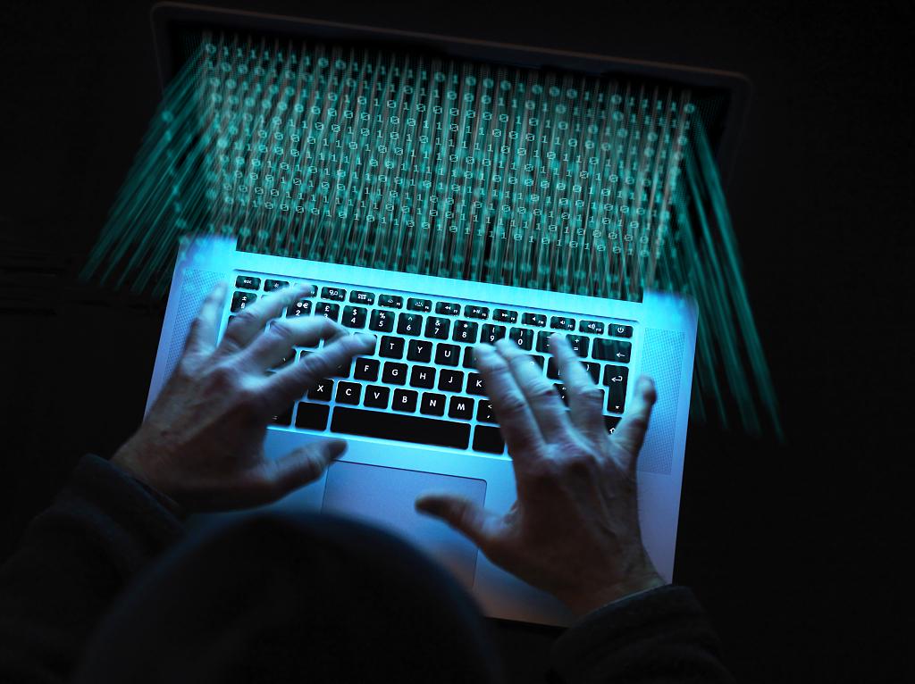 英特尔18A制程瞄准AI PC换机窗口 联想惠普荣耀等推70余款新品“围攻”苹果